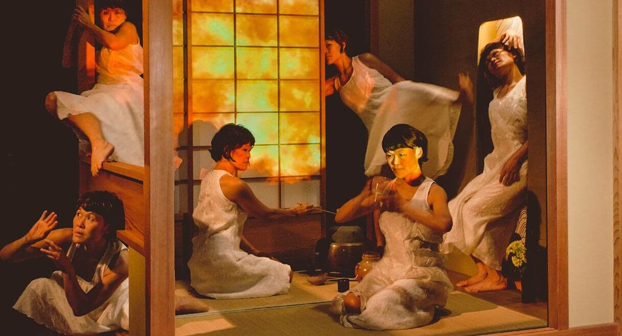 image of artist yumi Umiumare in a tea ceremony in a traditional japanese tea room